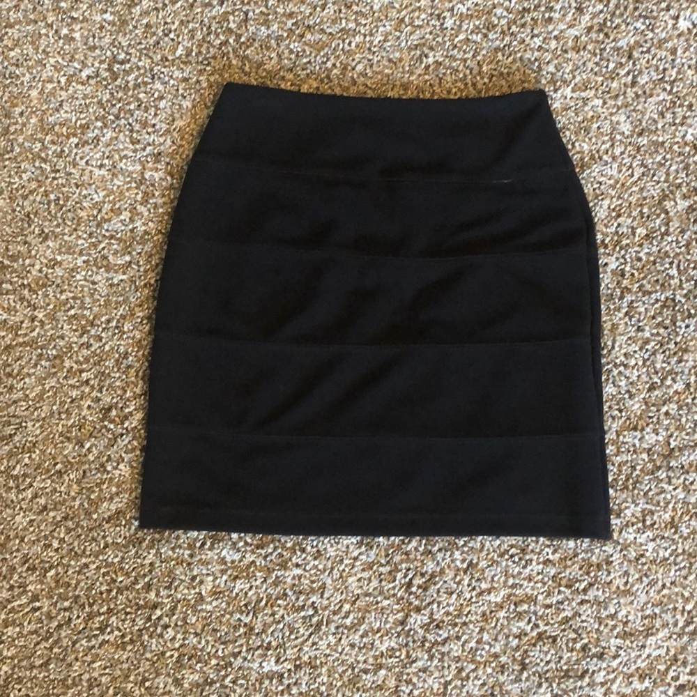 Forever 21 Black form-fitting mini-skirt
